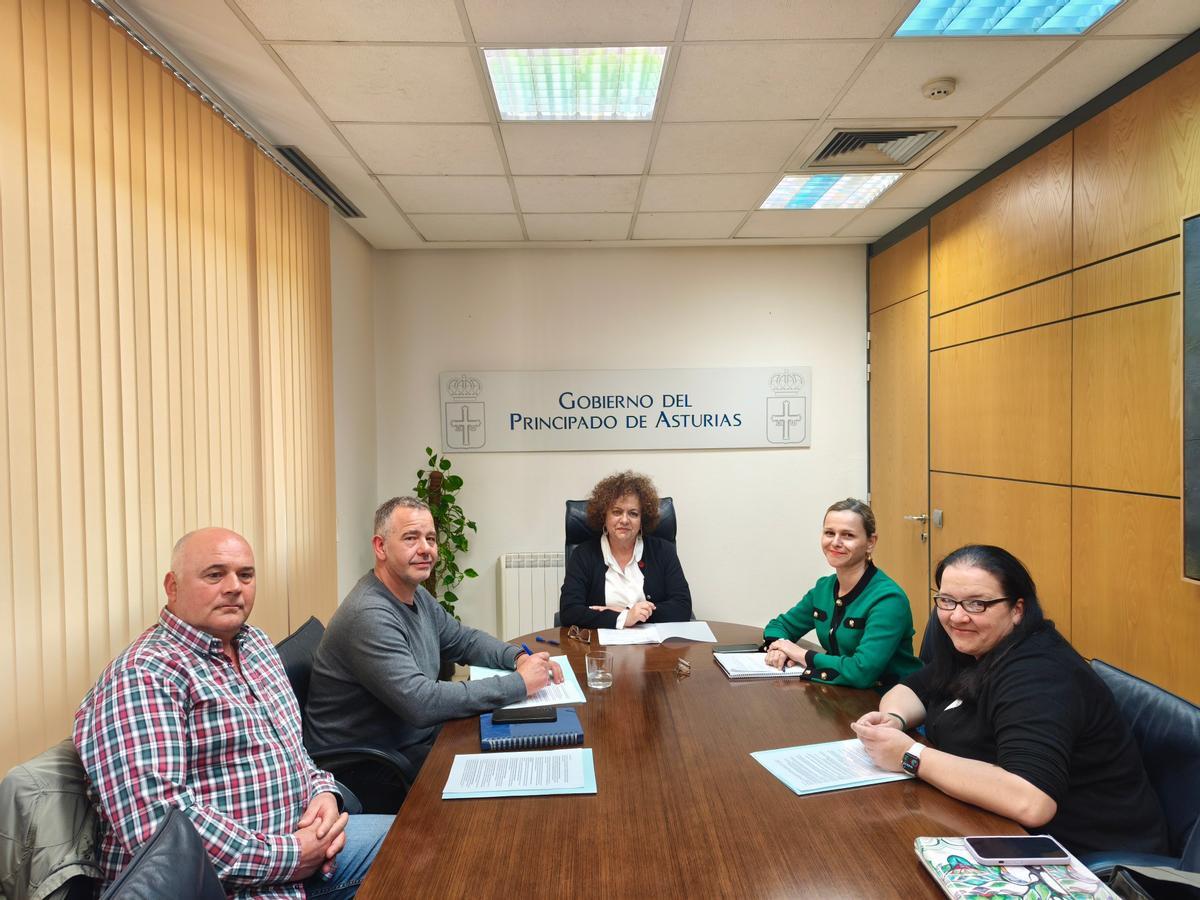 Por la izquierda, el concejal de Servicios Sociales y Sanidad, Ceferino Fernández Riesgo; el alcalde Gilberto Alonso, la consejera de Derechos Sociales y Bienestar, Marta del Arco; la directora general de Gestión de Derechos Sociales, Paula Álvarez; y la educadora social, Eva Fernández, durante la reunión.