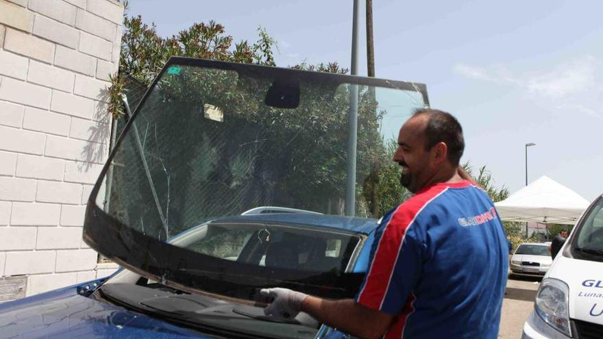 Mecánicos cambiando lunas rotas de coche en Muro.