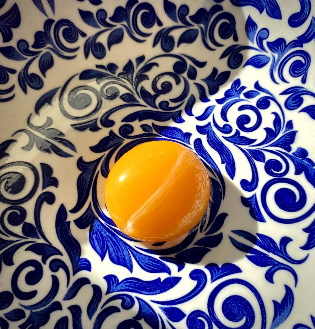 Separar la clara de la yema del huevo y poner esta última en un recipiente hondo.
