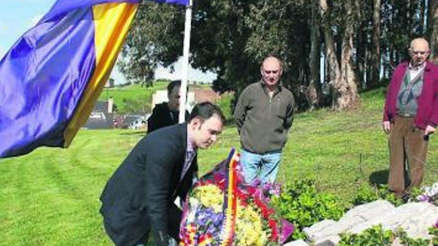 Manuel Medina coloca unas flores junto a la placa que recuerda a los caídos en el cabo de San Antonio.