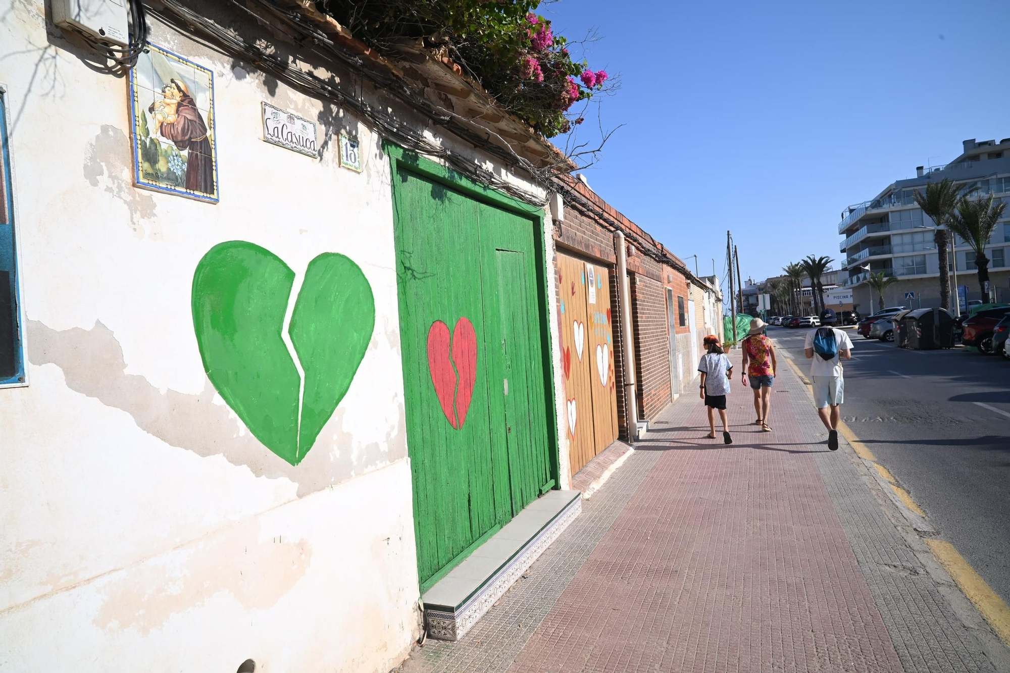 Corazones rotos en playa Babilonia: Los vecinos piden apoyo para mantener las casas en pie