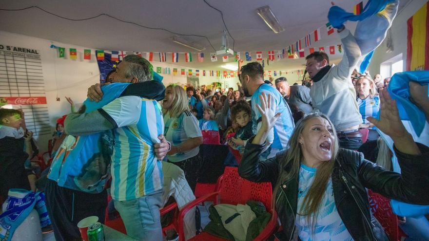 Fahnen, Freudentränen, Bengalos: So feiern die Argentinier auf Mallorca ihren WM-Sieg