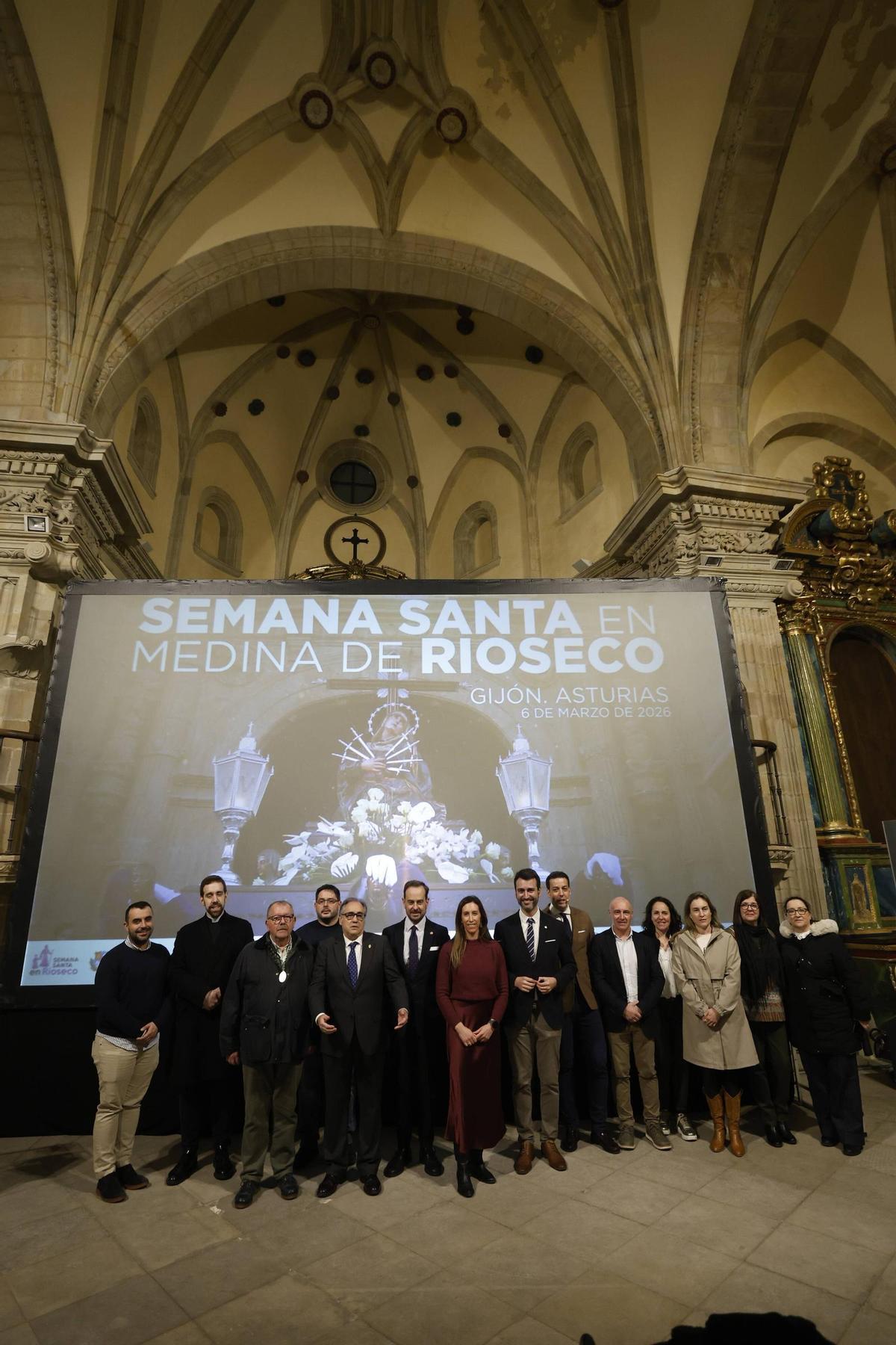 EN IMÁGENES: La localidad vallisoletana de Medina de Rioseco presenta su Semana Santa en Gijón
