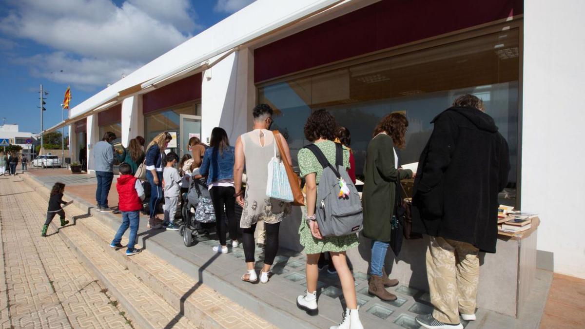 Biblioteca Can Orvay en las fiestas de Sant Jordi de 2021. | D.I.