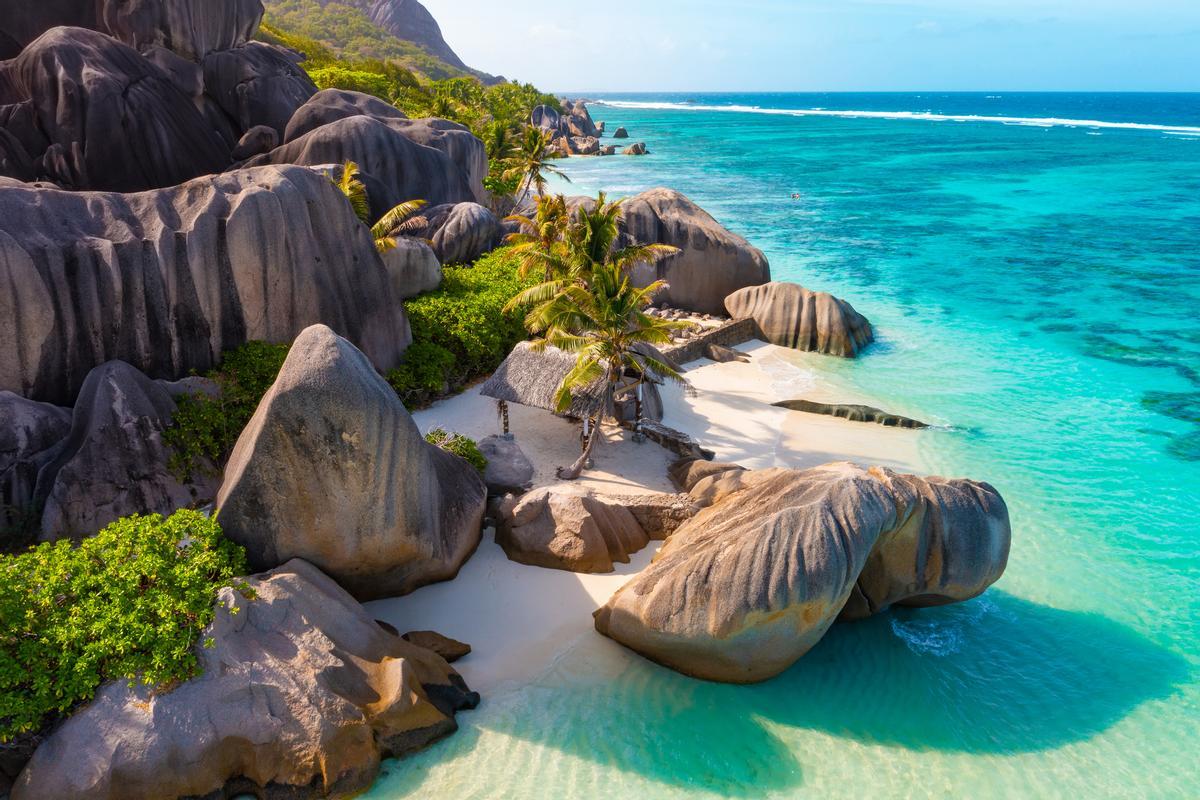 La Digue es una pequeña isla de las Seychelles famosa por sus formaciones rocosas y su naturaleza virgen. Mide apenas 10 km² y destaca por sus exóticas playas, la total ausencia de coches y su ambiente tranquilo, ideal para recorrerla en bicicleta.