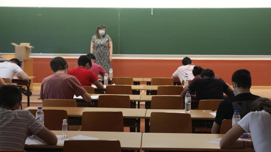 Las ventanas de las aulas universitarias deberán permanecer abiertas si es posible.