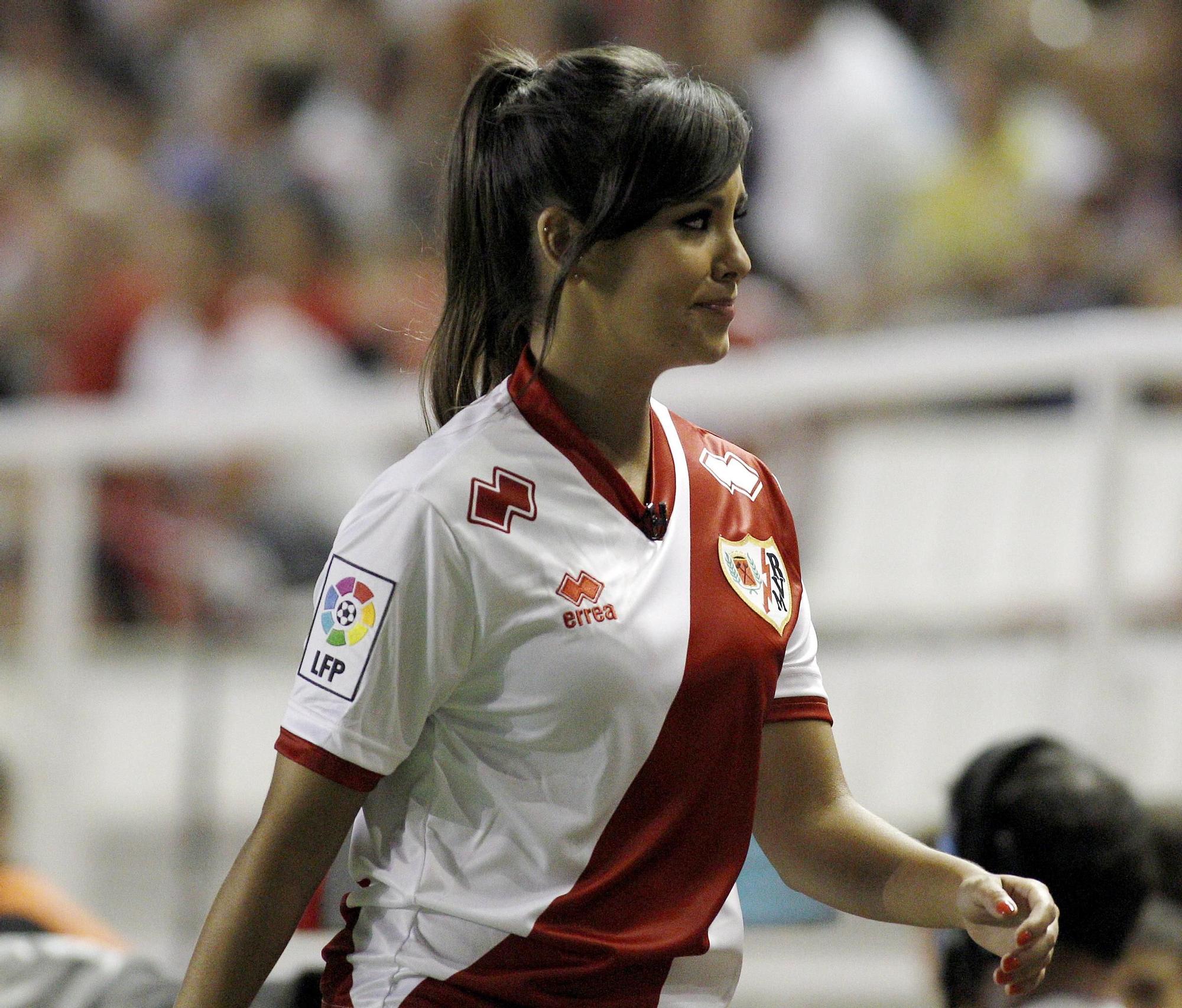 Una jovencísima Cristina Pedroche animando al equipo de su barrio, el Rayo Vallecano