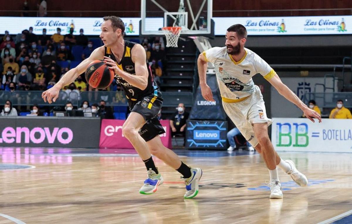 Huertas deja atrás a Braydon Hobbs en el Lenovo-Obra de la 21/22. | |