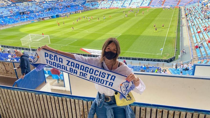 Elisa Marín, con su bufanda de la Peña Zaragocista Torralba de Ribota.