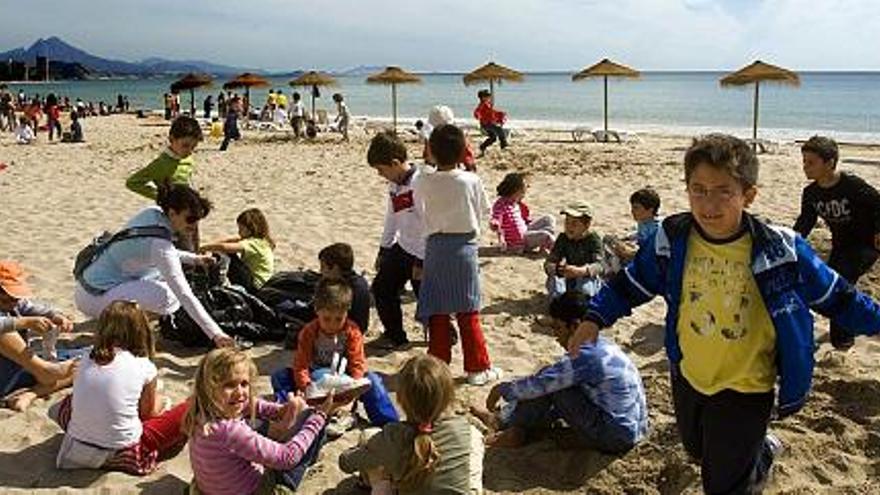 Los alumnos de El Fabraquer de El Campello han bajado andando los cien metros que les separan de la playa para comerse la mona y jugar.