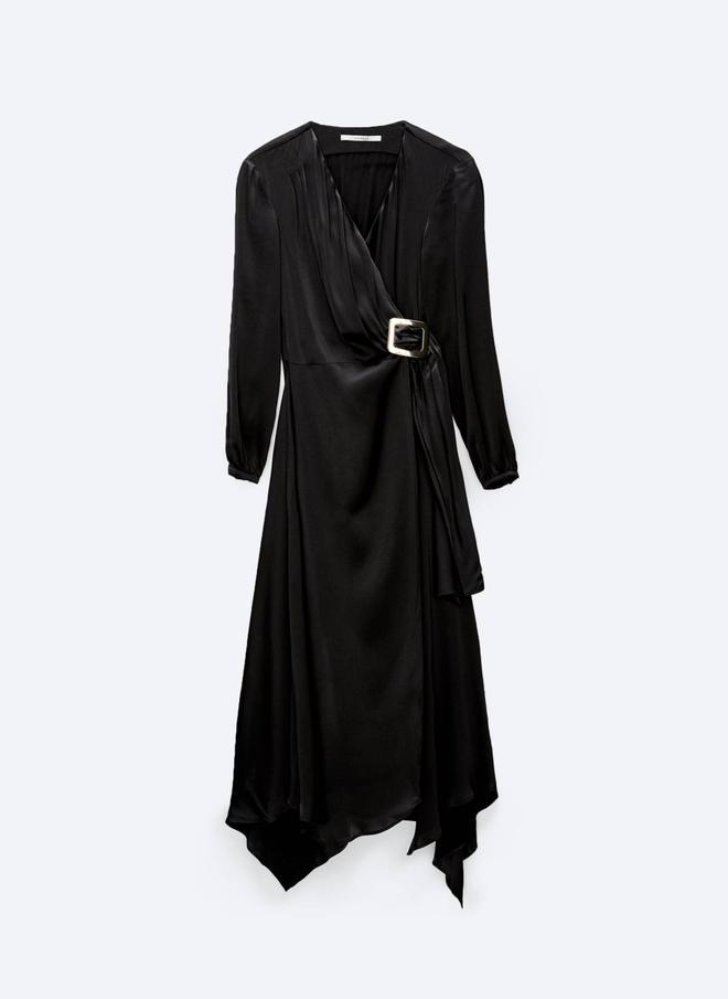Vestido negro cruzado con hebilla de Uterqüe