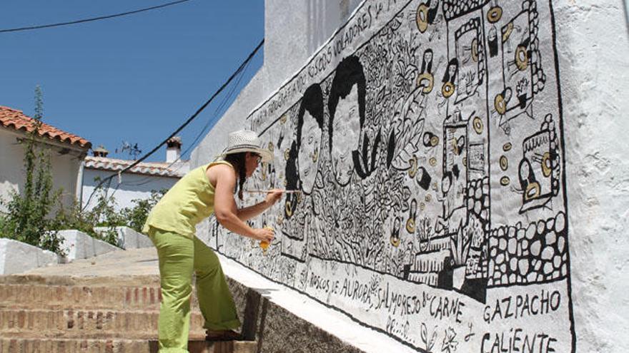 María Bueno, pintando su mural en Genalguacil.