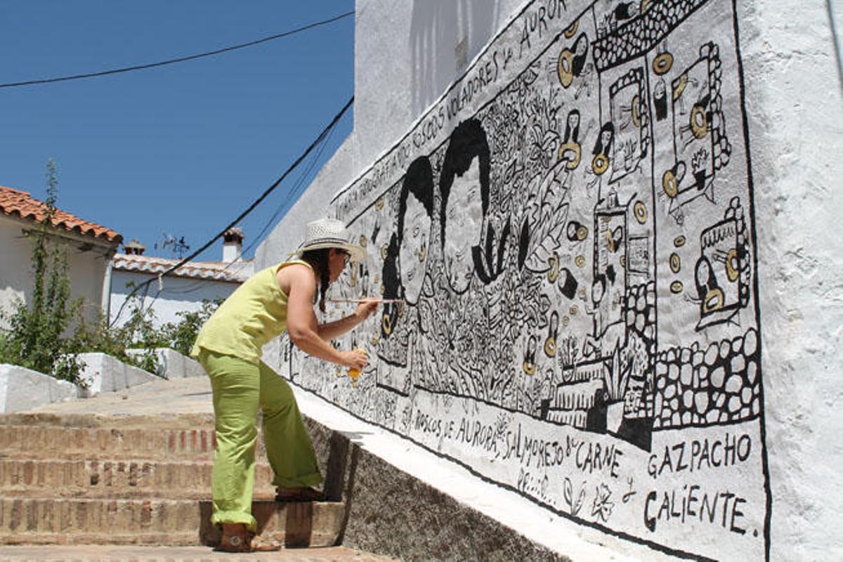 María Bueno, pintando su mural en Genalguacil.