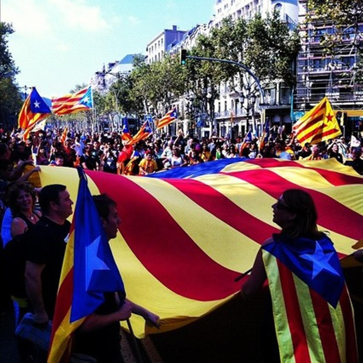 @albert_ribas fotografía una estelada gigante en las calles de Barcelona