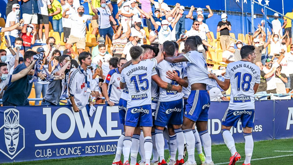 Los jugadores del Zaragoza se abalanzan sobre Eguaras tras el 1-1.