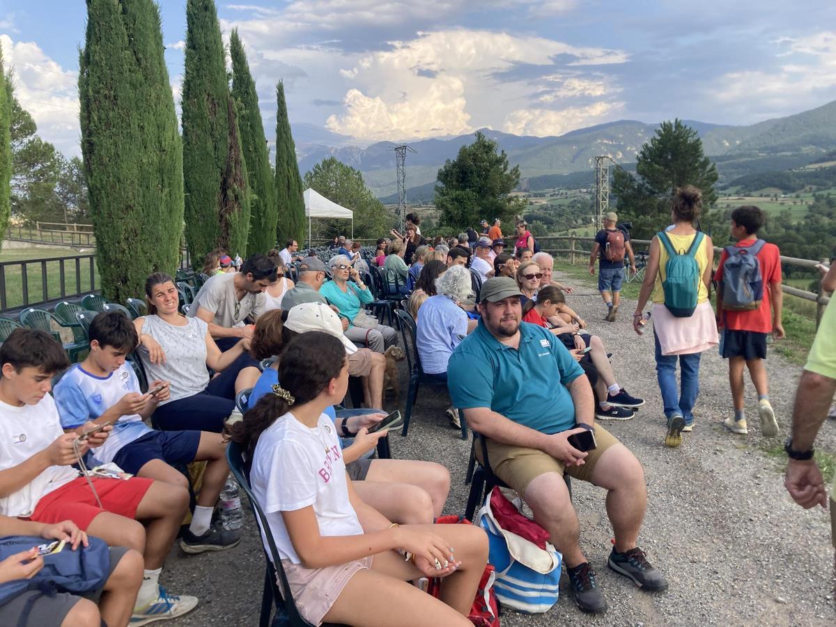 La platea preparada davant la plana cerdana