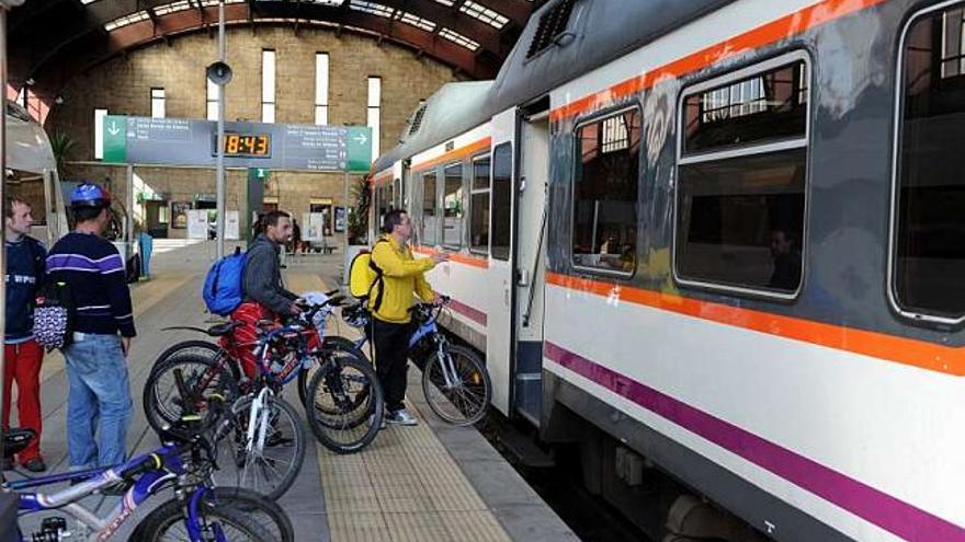 Usuarios del tren A Coruña-Ferrol que salió ayer de San Cristóbal y que hoy será sustituido. / juan varela