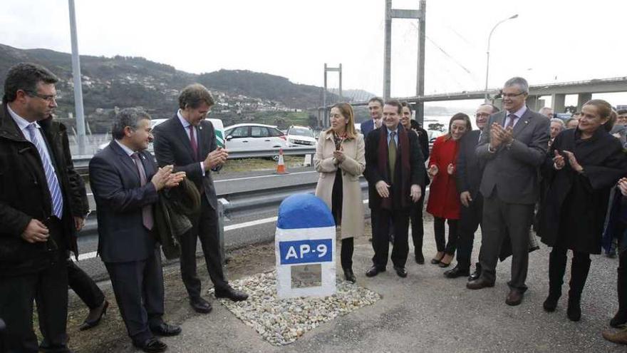 De izq. a dcha., los alcaldes de Redondela, Javier Bas, y Moaña, José Fervenza; el presidente Feijóo; la ministra Ana Pastor; el alcalde de Vigo, Abel Caballero; la presidenta del Parlamento, Pilar Rojo; la conselleira Ethel Vázquez; el regidor de Cangas, Enrique Sotelo; el delegado del Gobierno, Santiago Villanueva, y la teniente de alcalde viguesa, Carmela Silva. // Ricardo Grobas