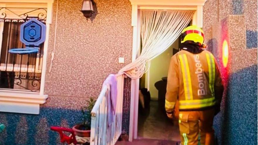 Aparatoso incendio en la cocina de un edificio de tres plantas en El Campello