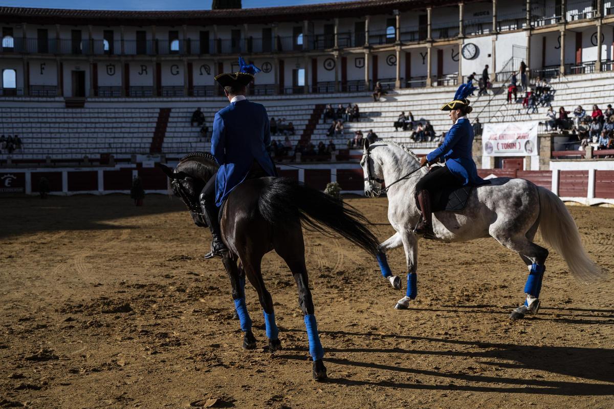 Espectáculo ecuestre solidario en la plaza de toros de Cáceres.