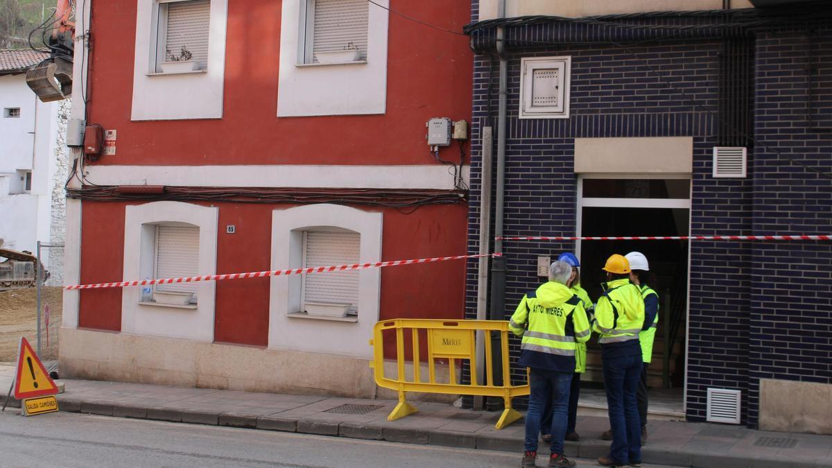 Técnicos municipales ante los edificios afectados en La Villa que revisaban este jueves.