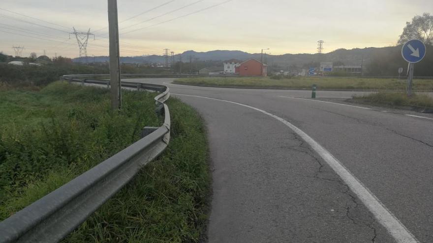 Fallece un motorista en una salida de vía en la rotonda de Bobes (Siero)