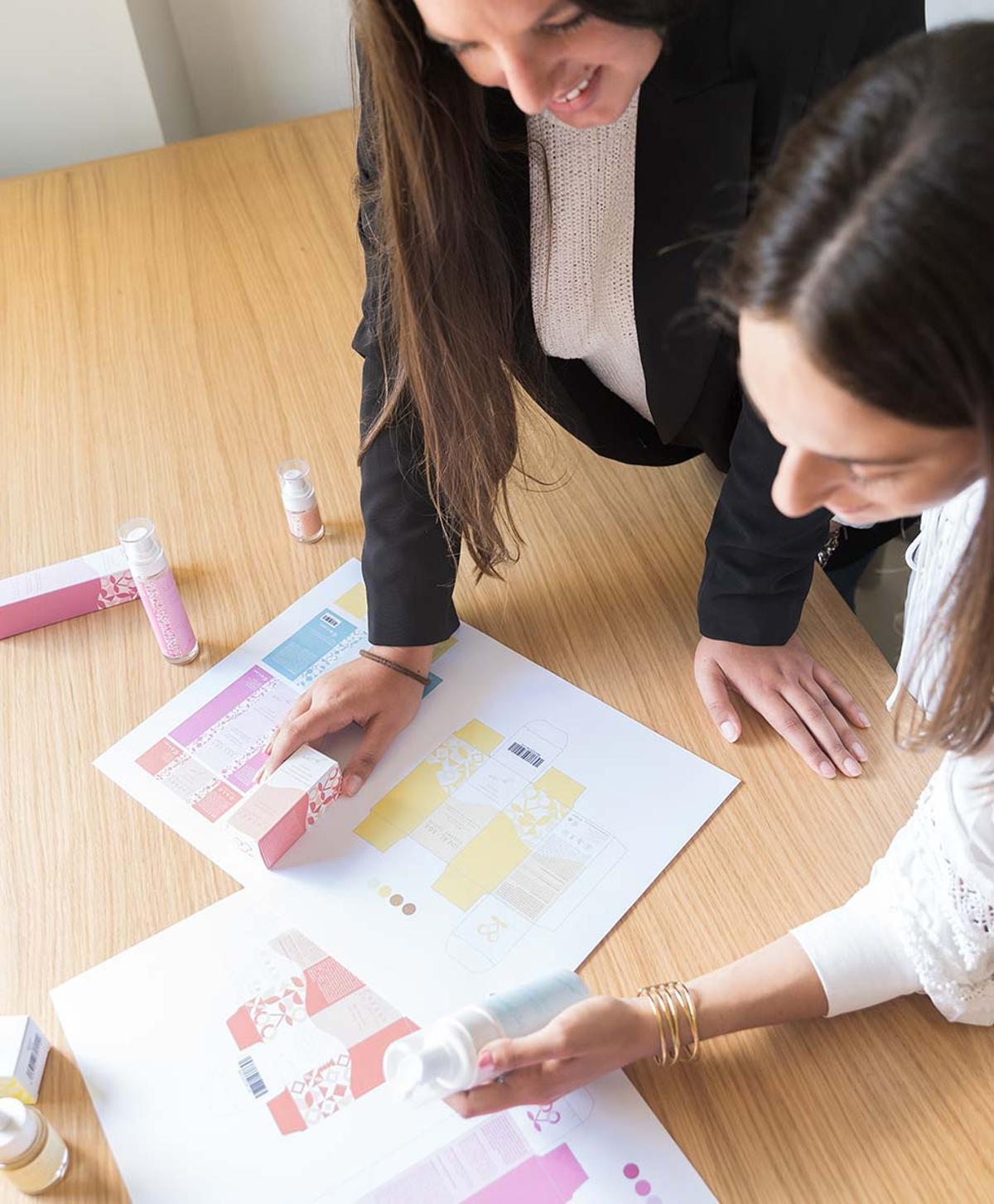 La marca cosmética de dos hermanas de Plasencia desarrollada desde el medio rural que llega a palacio