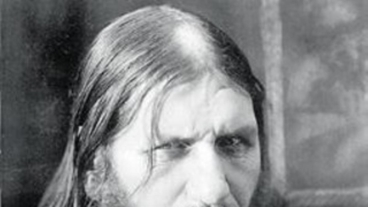 Rasputin y uno de sus asesinos, el príncipe Félix Yusúpov (derecha).