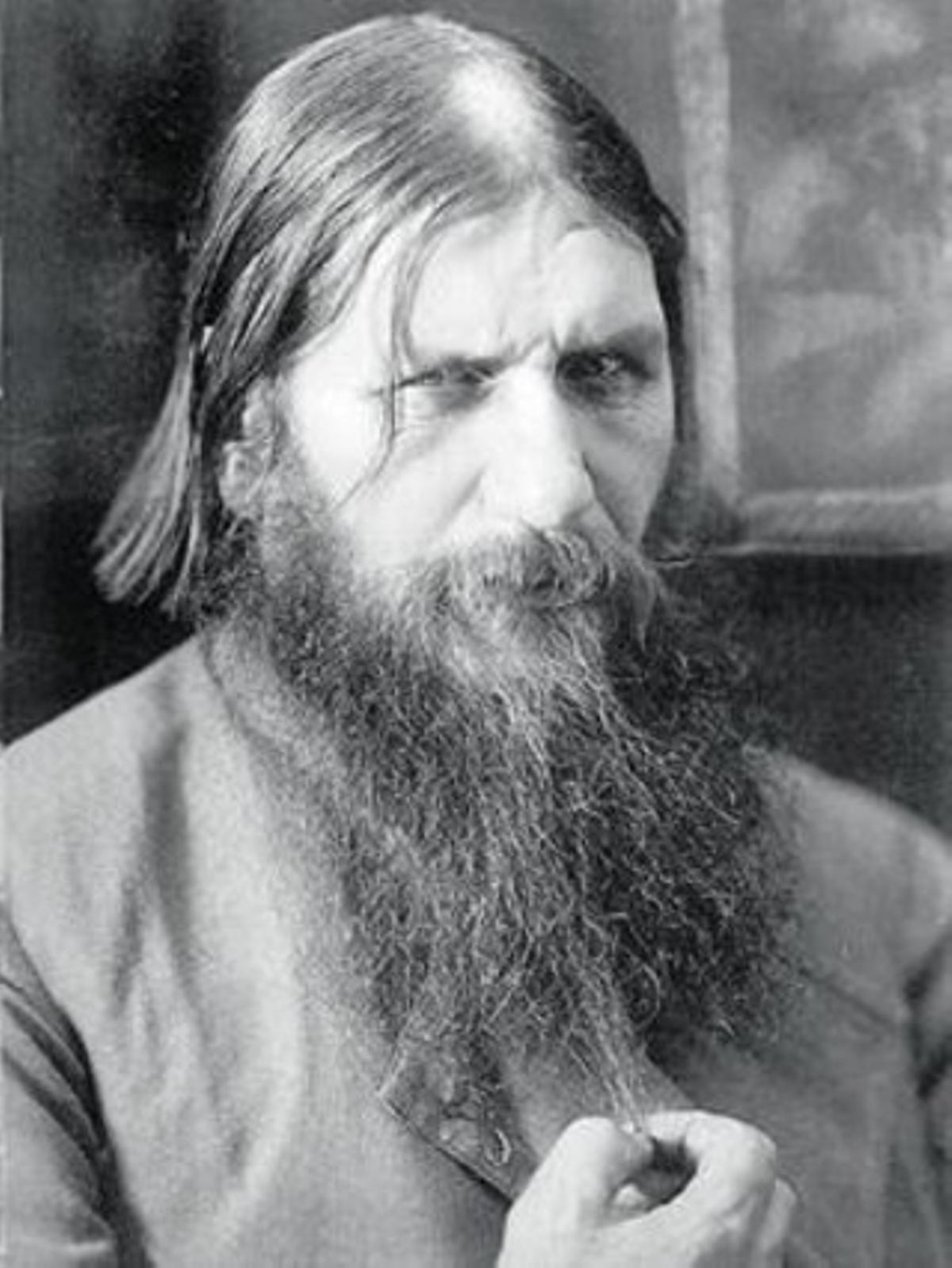 Rasputin i un dels seus assassins, el príncep Félix Iussúpov (dreta). Rasputin i un dels seus assassins, el príncep Félix Iussúpov (dreta).