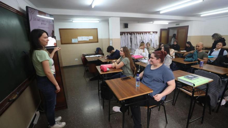 Estefanía Muíño, en el aula del colegio López y Vicuña, en el que tuvo lugar la charla sobre la prevención del suicidio. | Luisma Murias