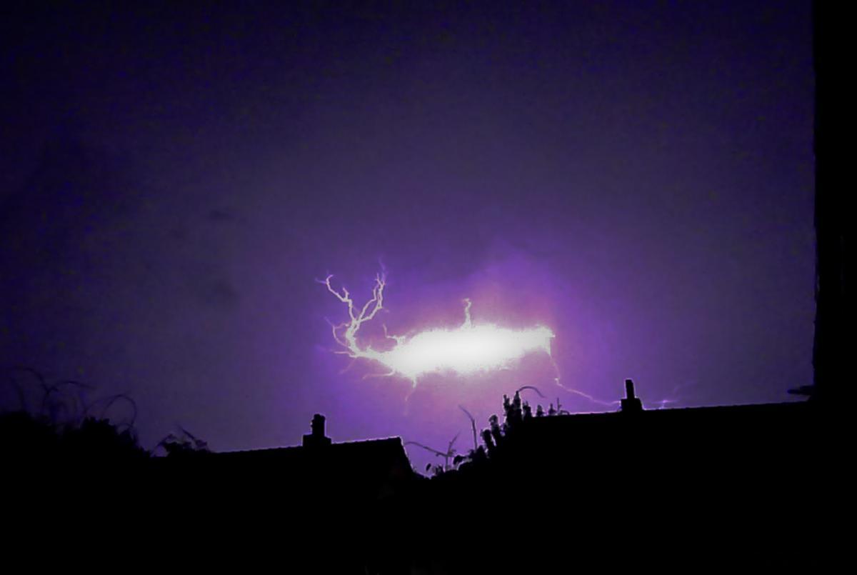 GImagen de un rayo globular captada en Maastricht, Países Bajos, el 28 de junio de 2011.