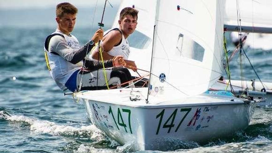 Jacobo García, en segundo término, durante el Mundial. // FDV