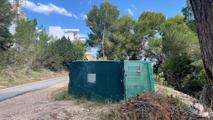 El Consell de Ibiza avisa de que el generador que da luz a Vadella 64 está en «zona de alto riesgo de incendio»