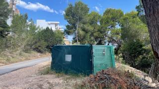 El Consell de Ibiza avisa de que el generador que da luz a Vadella 64 está en «zona de alto riesgo de incendio»