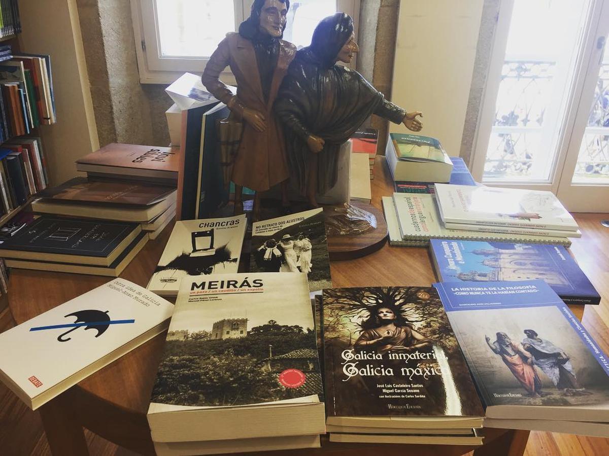 Algunos de los libros que pueden encontrarse en la librería Couceiro de Santiago