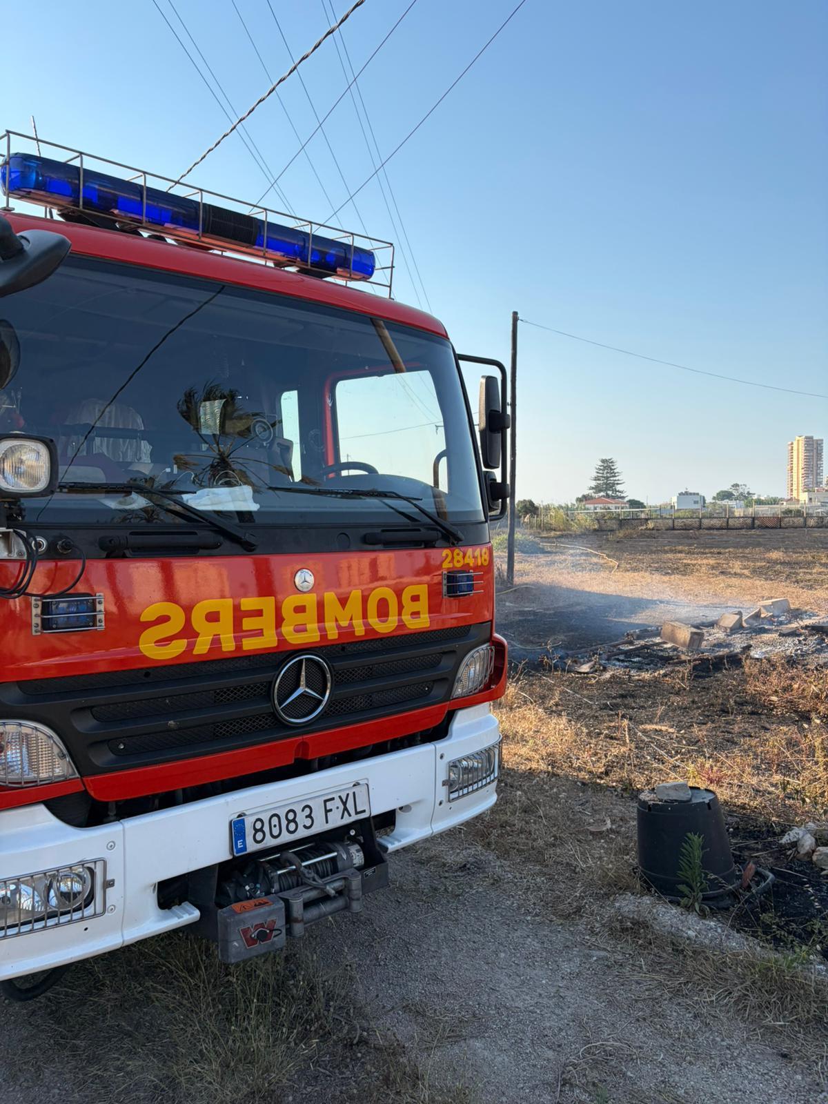 Uno de los camiones de bomberos desplazados.