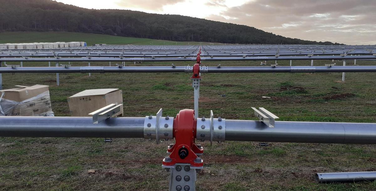 Detalle de los trabajos de montaje en un parque fotovoltaic