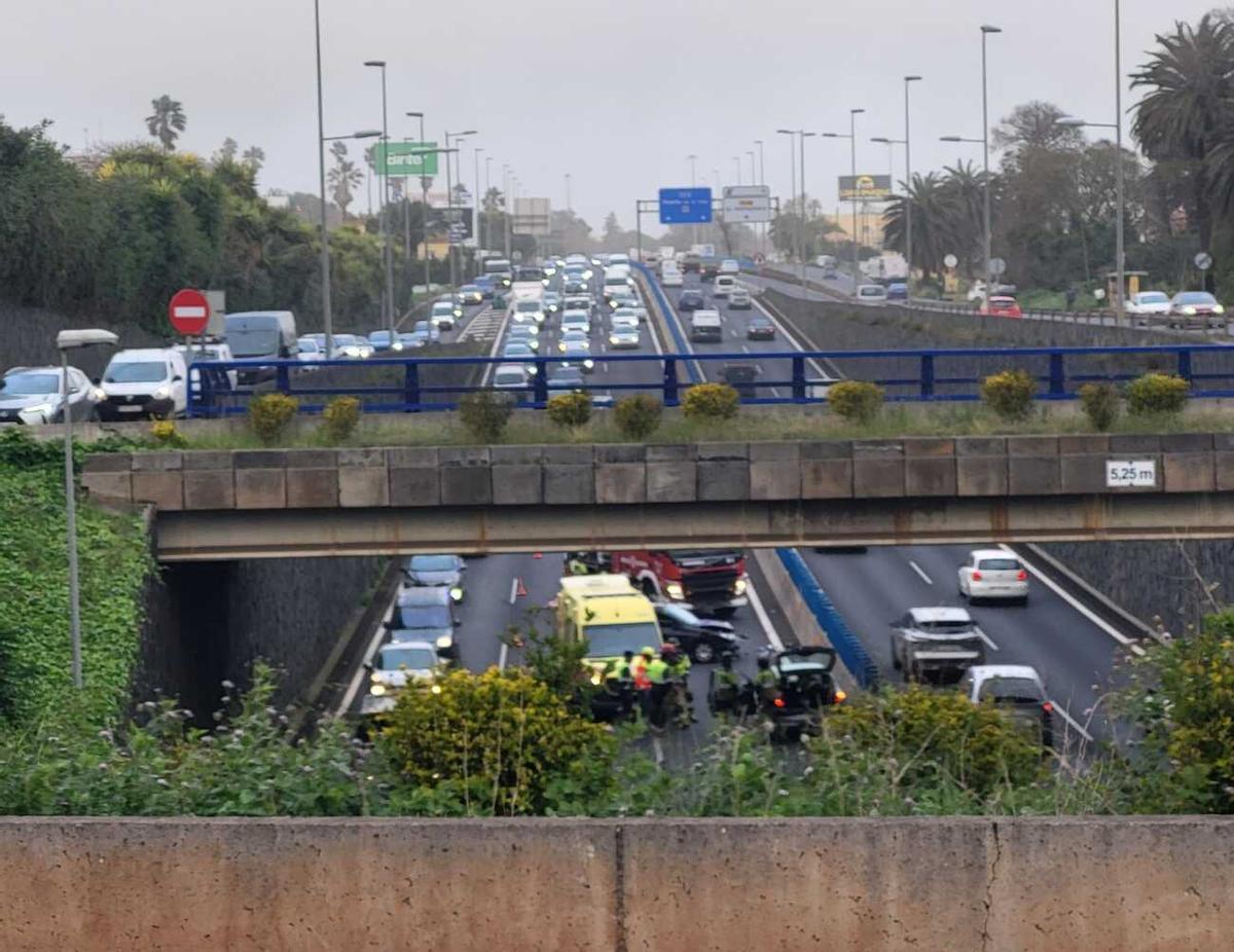 Accidente por un choque múltiple en la TF-5, a la altura del aeropuerto en dirección a Santa Cruz de Tenerife