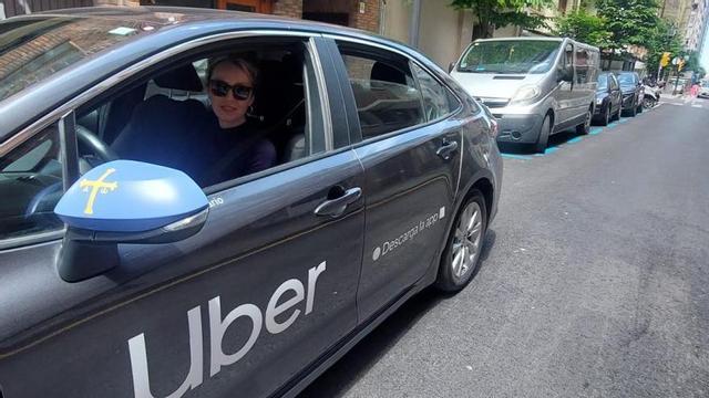 La conductora Carolina García, prestando su servicio de Uber, ayer, en la calle Aquilino Hurlé de Gijón.