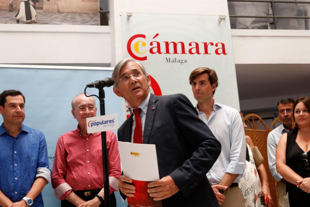 Juanma Moreno y Pablo Montesinos han acudido a la entrega del premio 'Populares del Año' a Cruz Roja, en la Cámara de Comercio de Málaga.