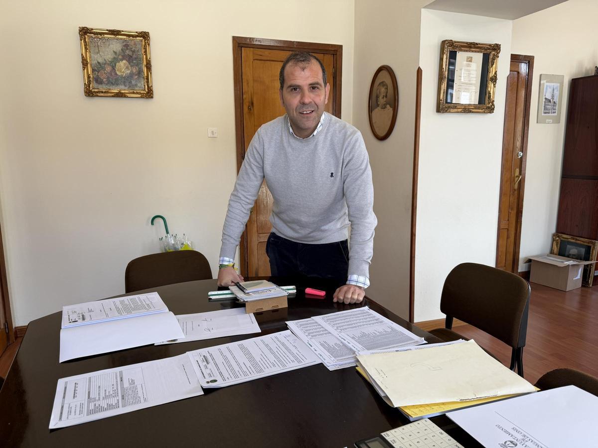 El alcalde de Cangas de Onís, José Manuel González, en su despacho.