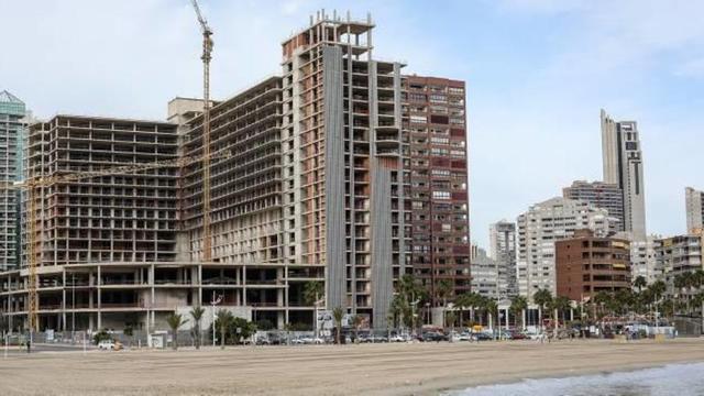 Estado actual del esqueleto de hormigón del hotel Atrium en la Cala de La Vila.