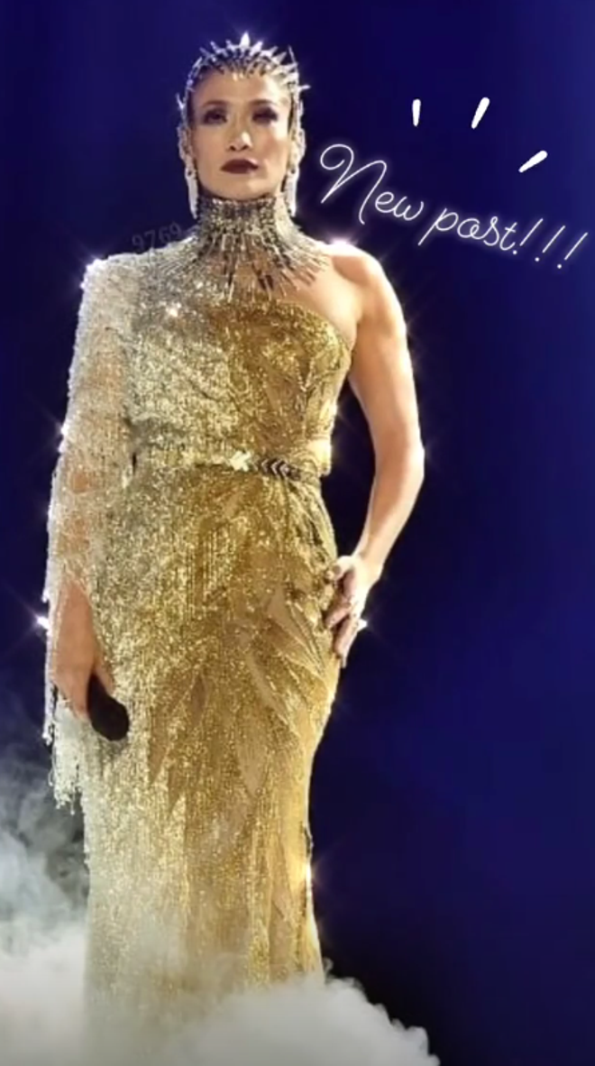 Stories de Jennifer Lopez en Instagram donde muestra los detalles de su look vanguardista diseñado por Versace en el concierto de Maluma en el Madison Square Garden