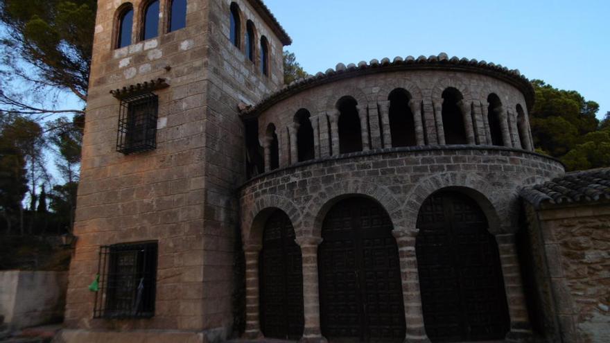 Derriban una falsa iglesia románica en Xàbia tras el visto bueno del ayuntamiento