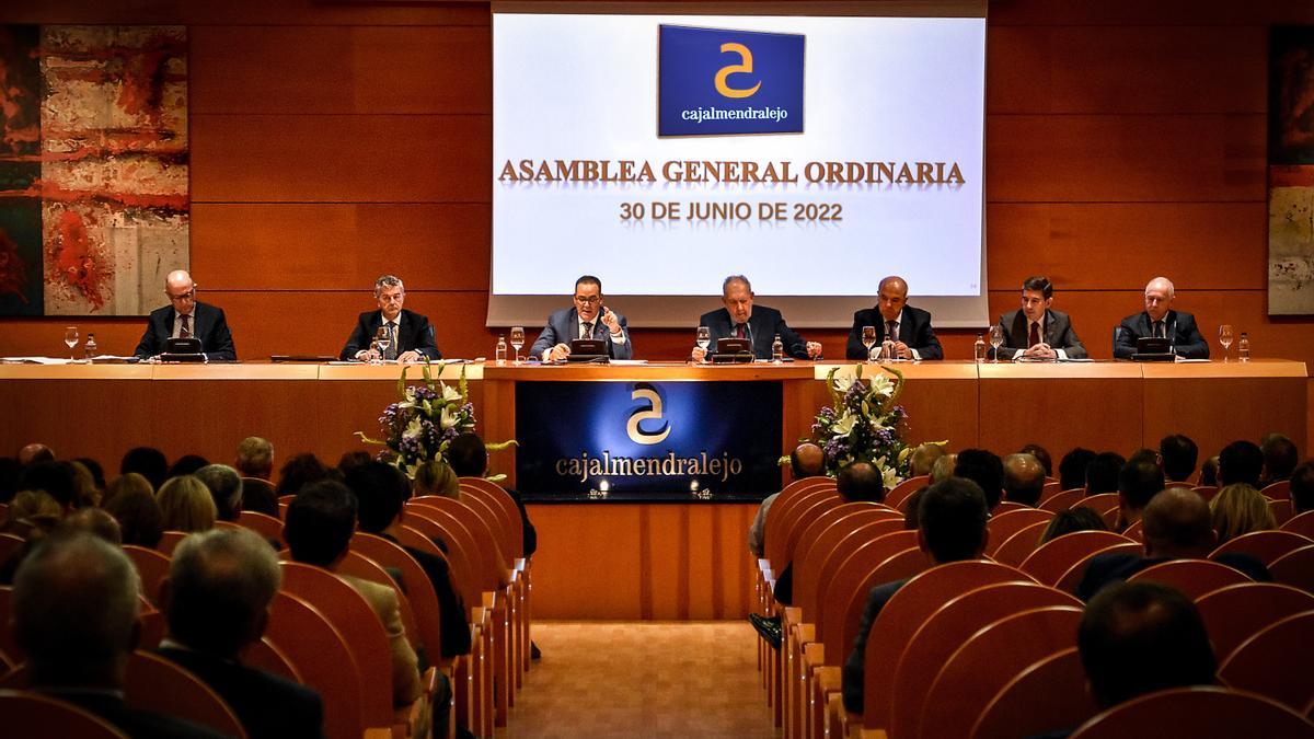 Mesa presidencial y asistentes a la Asamblea General de Cajalmendralejo celebrada esta semana.