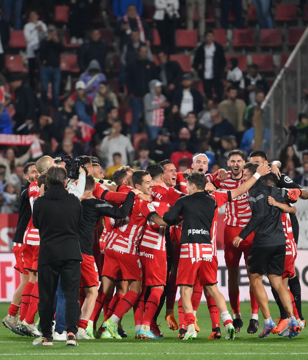Los jugadores del Girona celebran la victoria por 4 goles a 2 frente al Real Madrid