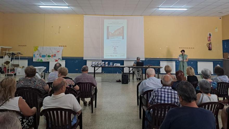 José Abadía presentó el nuevo cuaderno en el centro social de Moyuela.