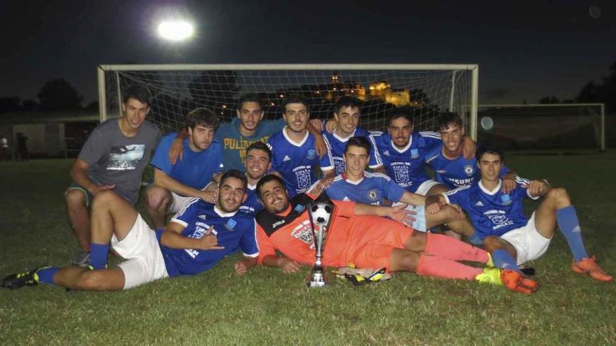 Bar España, el campeón, posa con el trofeo.