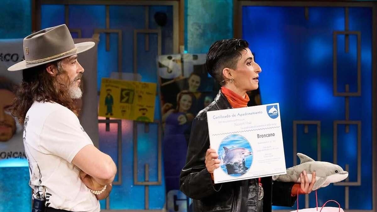 Alba Flores lleva a la  ‘La Revuelta’ el regalo más surrealista que hemos visto en el programa