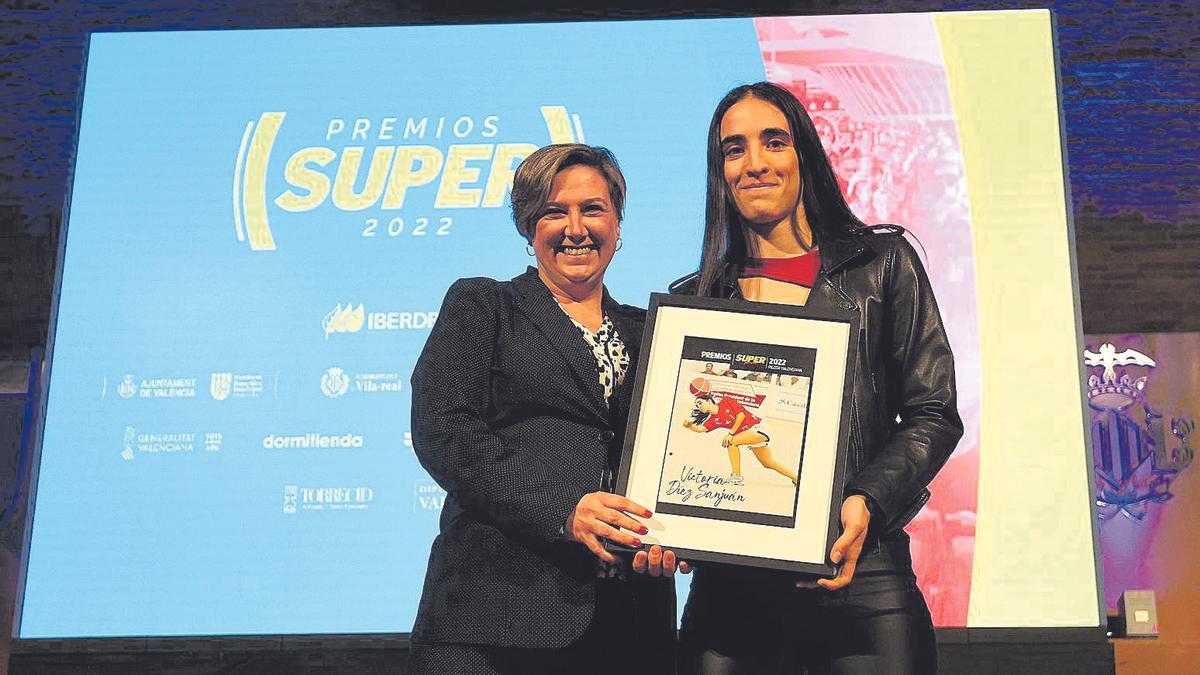 Raquel Tamarit posa con Victoria Díez tras entregarle el Premio SUPER 2022 de la categoría